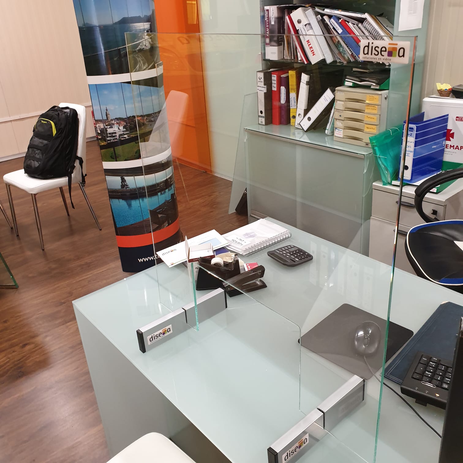 verre avec fenêtre pour bureau